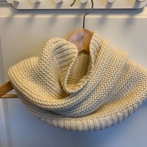 White cowl scarf GAP